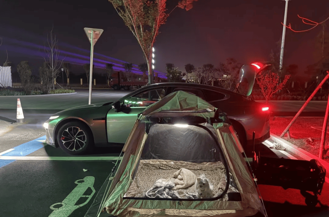 国庆期间年轻人旅行掀起“帐篷过夜”热潮pg电子模拟器免费版不住酒店住帐篷！(图2)